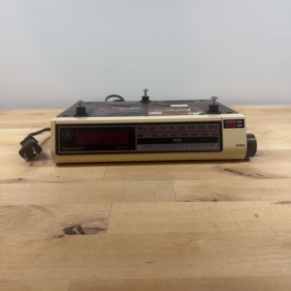 GE Spacemaker Under Cabinet AM FM Radio Digital Clock Brown Cream 7-4212A Retro